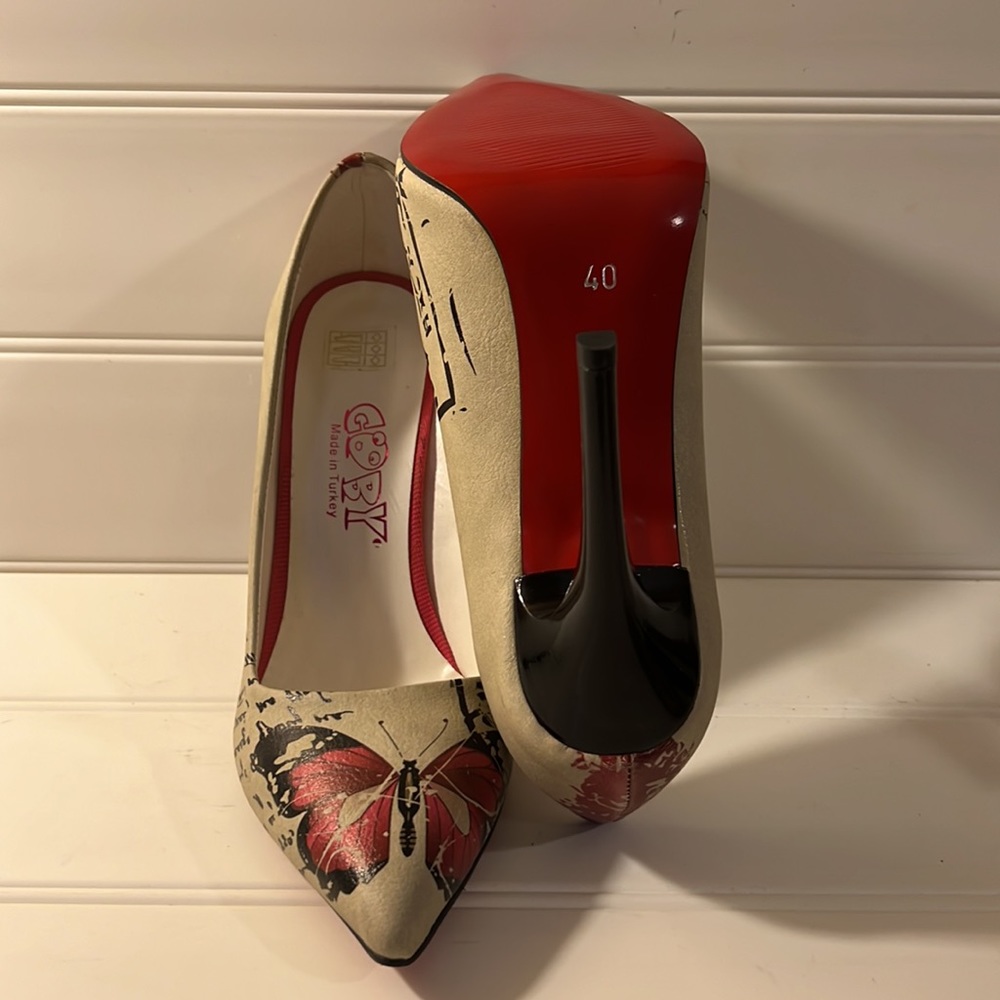 Goby…Made in Turkey Heels - Butterfly Print..Size 40/ US 9